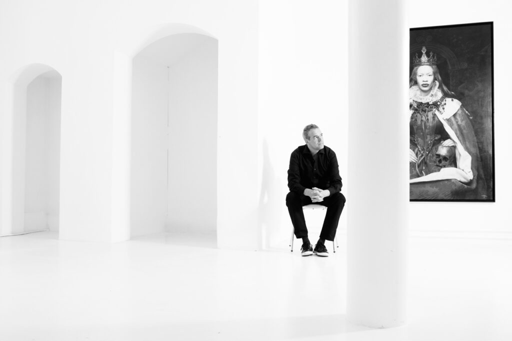 AuthentischesKünstlerportrait vom Galeristen Stephan Stumpf in Schwabing mit einem Kunstwerk von SYLWIA MAKRIS