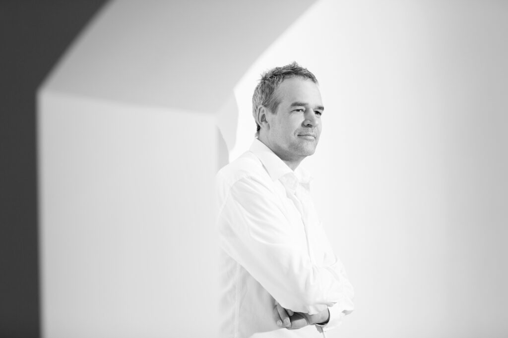 authentisches Charakterportrait von dem Galeristen Stephan Stumpf in seiner Galerie Störpunkt in Schwabing
