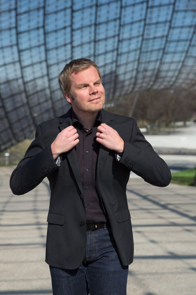 Business Portraits im Olympiapark München mit Zeltdach