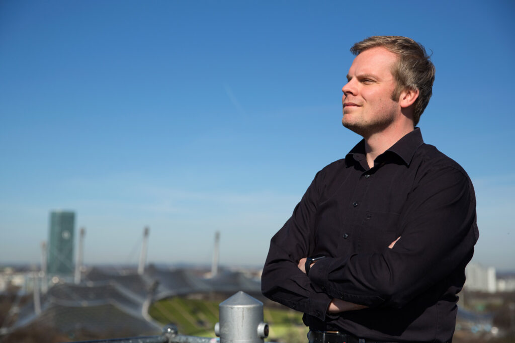 Cooles Business Portrait, das Souveränität ausstrahlt, von Mann auf dem Olympiaberg