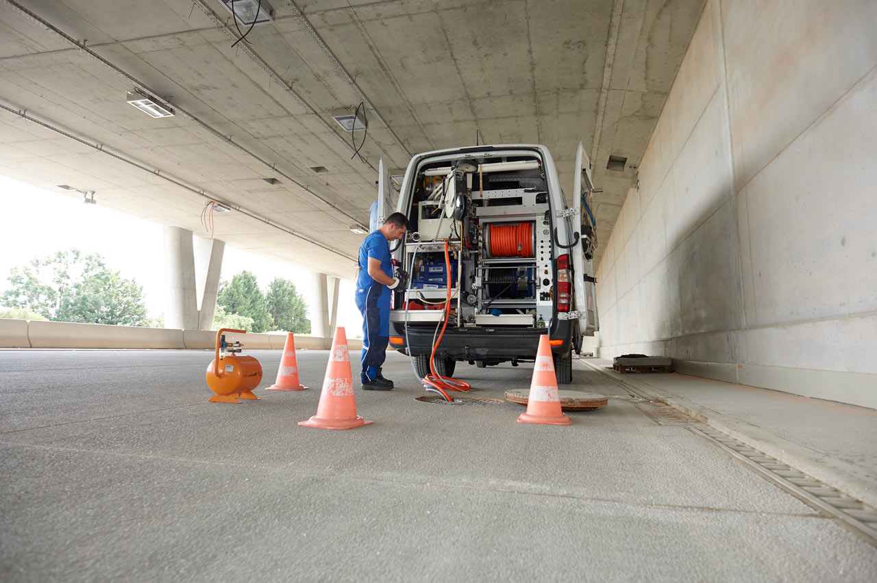 Baustellefotografie: Werkstattwagen mit Arbeiter auf der Lindauer Autobahn bei Gilching