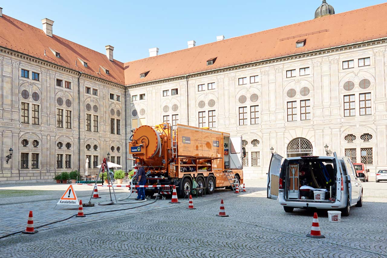 Baustellenfotos im Innehof der Residenz in München von den Kanalarbeiten
