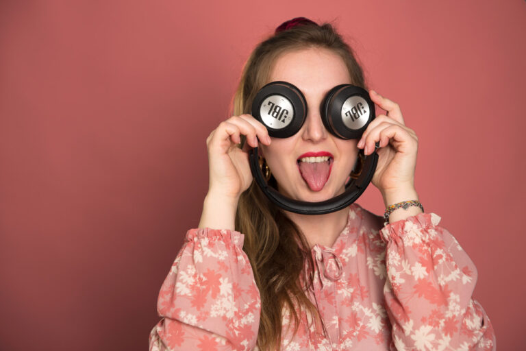 Cooles Mitarbeiterfoto im Fotostudio München vor rotem Hintergrund