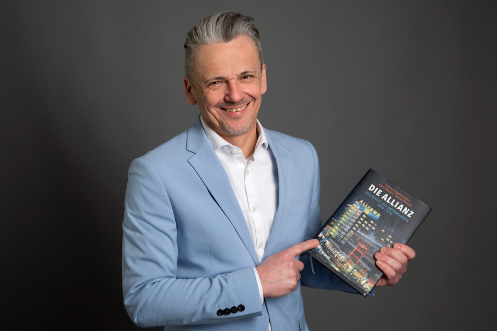 Lockeres Mitarbeiterfoto von Mann mit Buch in der Hand