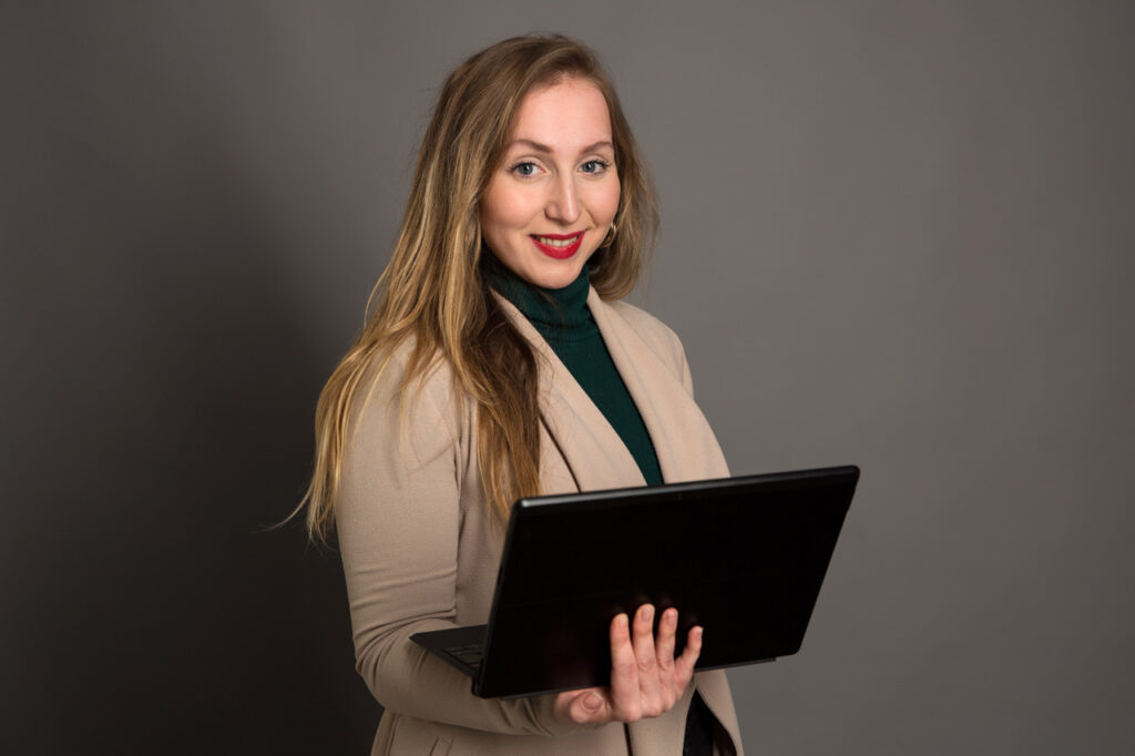 Individuelles Mitarbeiterfoto mit Accessoire: Frau mit Laptop