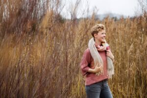 coole Personal Branding Fotos von Baraterin in der Natur bei München