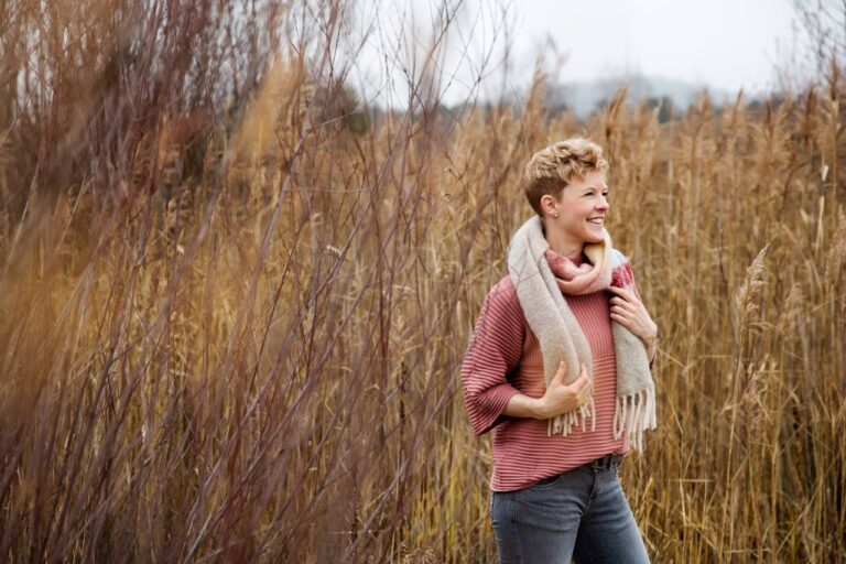 coole Personal Branding Fotos von Baraterin in der Natur bei München