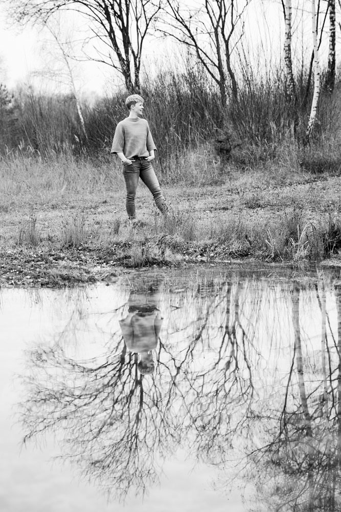 Personal Branding Fotos München: Frau steht in sich ruhend am Wasser, schwarz-weiß Foto