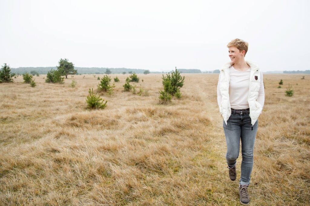 Entspannte Personal Branding Fotos von Beraterin in München, aufgenommen in der Fröttmaninger Heide