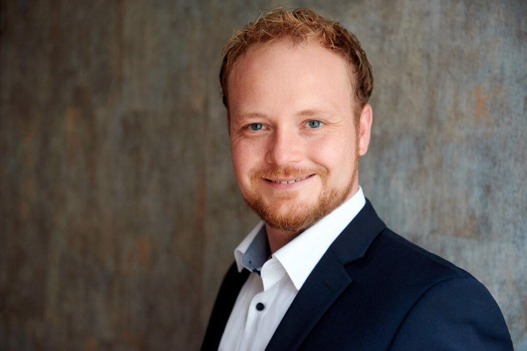 Professionelles Bewerbungsbild für Führungspostion im Studio vor unscharfem Hintergrund
