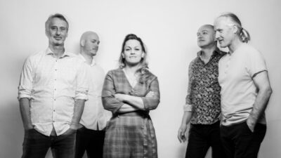Bandfoto im Fotostudio München. Bewegungsunschärfe mit Sängerin im Fokus,