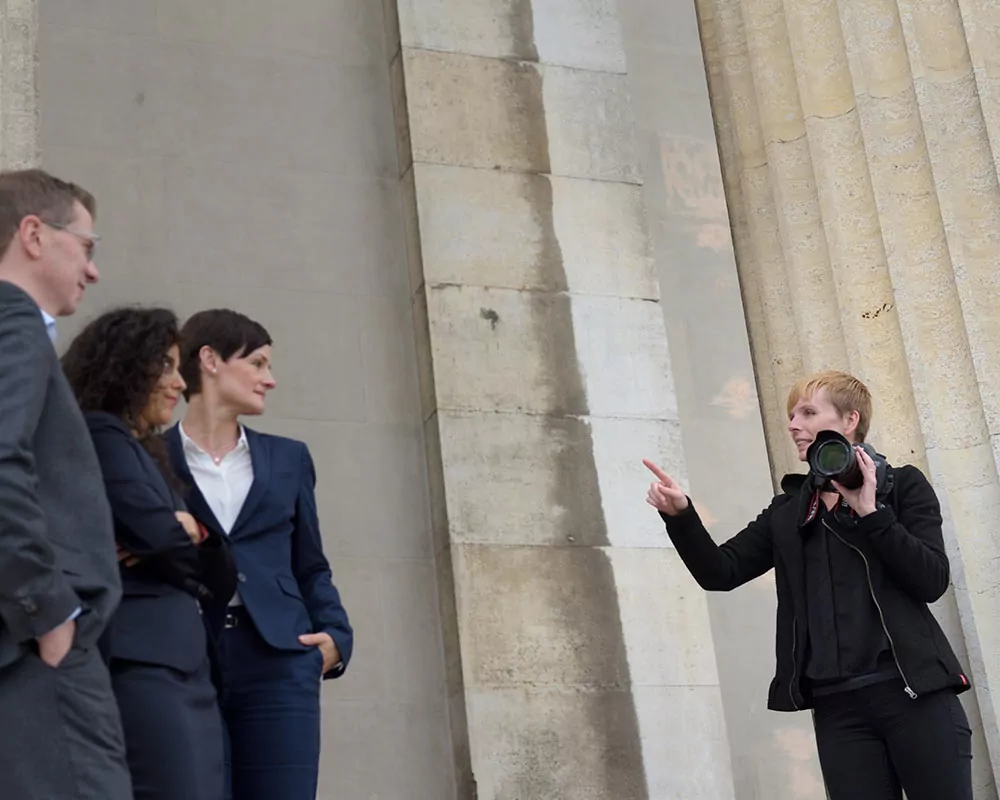 Businessfotografin Barbara Andres baim Fotografieren am Königsplatz in München