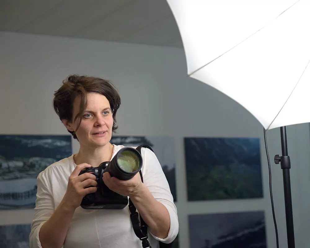 Aufnahme von Businessfotografin Alice Vogel beim Fotografieren von Mitarbeiterfotos in einem Unternehmen in München