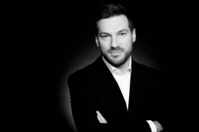 Premium-Bewerbungsfotos für Führungskräfte: klare schwarz-weiß-Aufnahme von Entscheider mit professioneller Lichtsetzung.