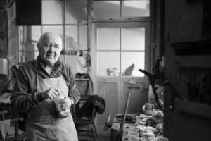 Stimmungsvolles Businessfotos in schwarz-weiss eines Restaurators in seiner Werkstatt.