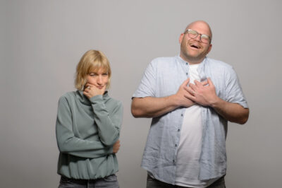 Emotionales Businessfoto mit reduzierten Farben von Psychologen im Fotostudio vor neutralem Hintergund.