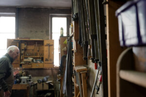 Businessfotografie in einer Münchner Restauratoren Werkstatt. Spiel mit Schärfe und Unschärfe und spannendem natürlichen Licht.