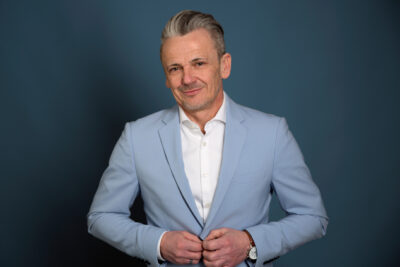 Cooles Businessportrait aus dem Fotostudio München von einem Berater aus der Versicherungsbranche.
