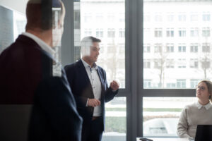 Corporatefoto in den Büroräumen einer IT-Firma in München-Riem. Der Geschäftsführer im Gespräch.