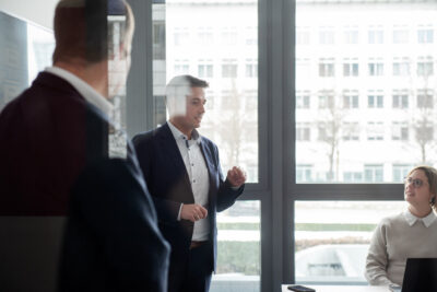 Corporatefoto in den Büroräumen einer IT-Firma in München-Riem. Der Geschäftsführer im Gespräch.