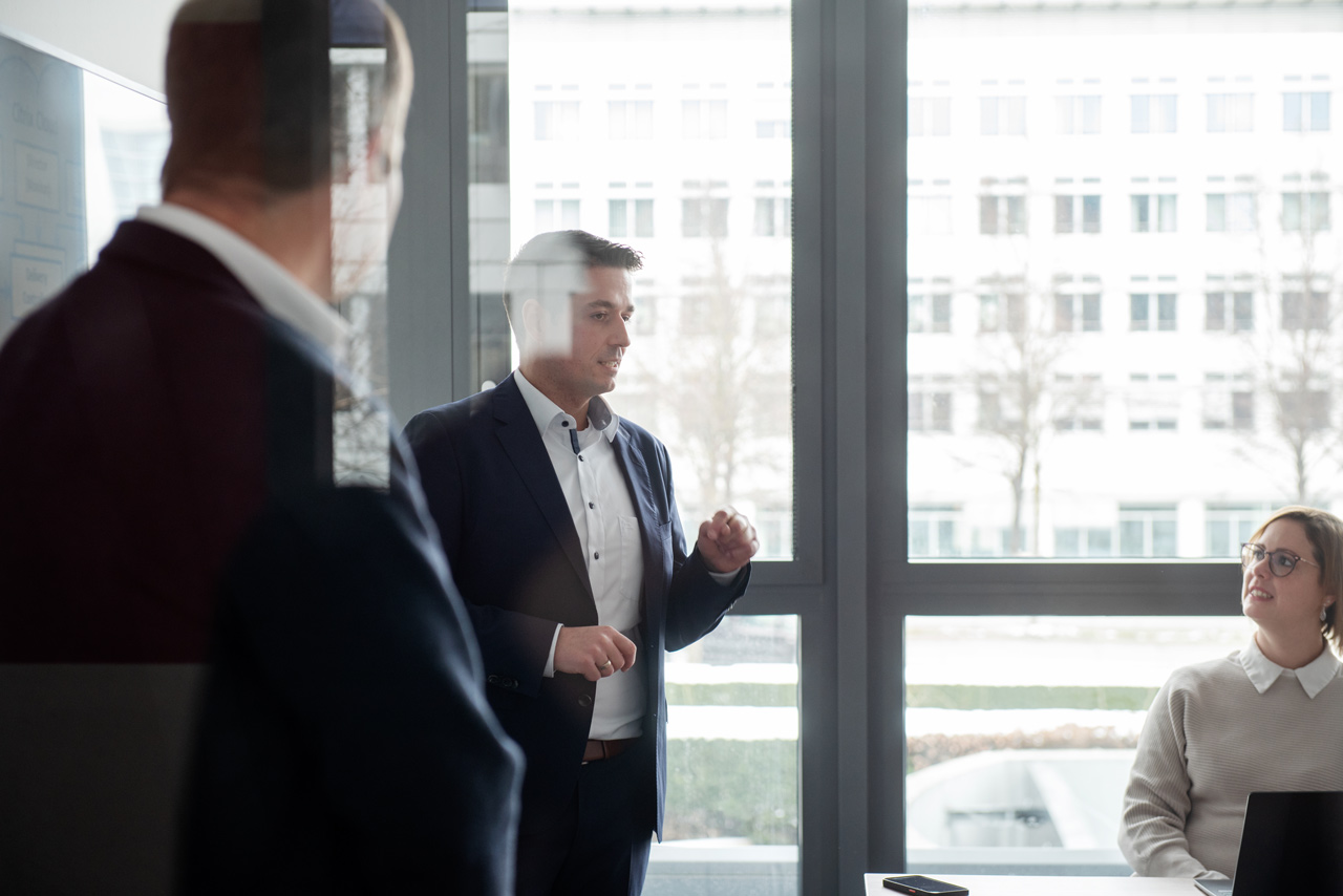 Corporatefoto in den Büroräumen einer IT-Firma in München-Riem. Der Geschäftsführer im Gespräch.