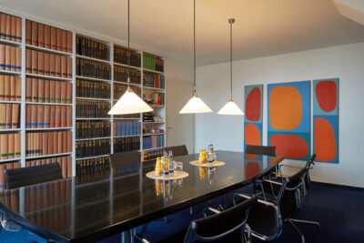 Besprechungszimmer einer Anwaltskanzlei und München fotografiert im Rahmen eines Corporate-Fotografie-Shootings