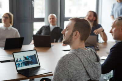 Moderne Corporate Fotografie von Team eines IT-Unternehmens bei der Besprechung in den modernen Büroräumlichkeiten.