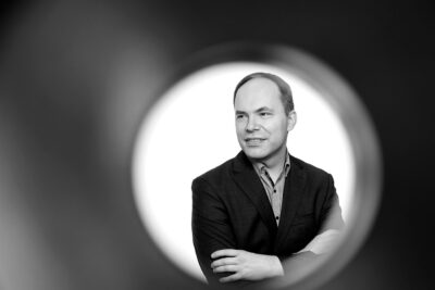 Interessantes Businessportrait von Mann mit rundem Ausschnitt im Fotostudio München.
