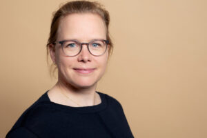 Professionelles Bewerbungsfoto im Fotostudio München einer Frau mit konzentriertem Blick
