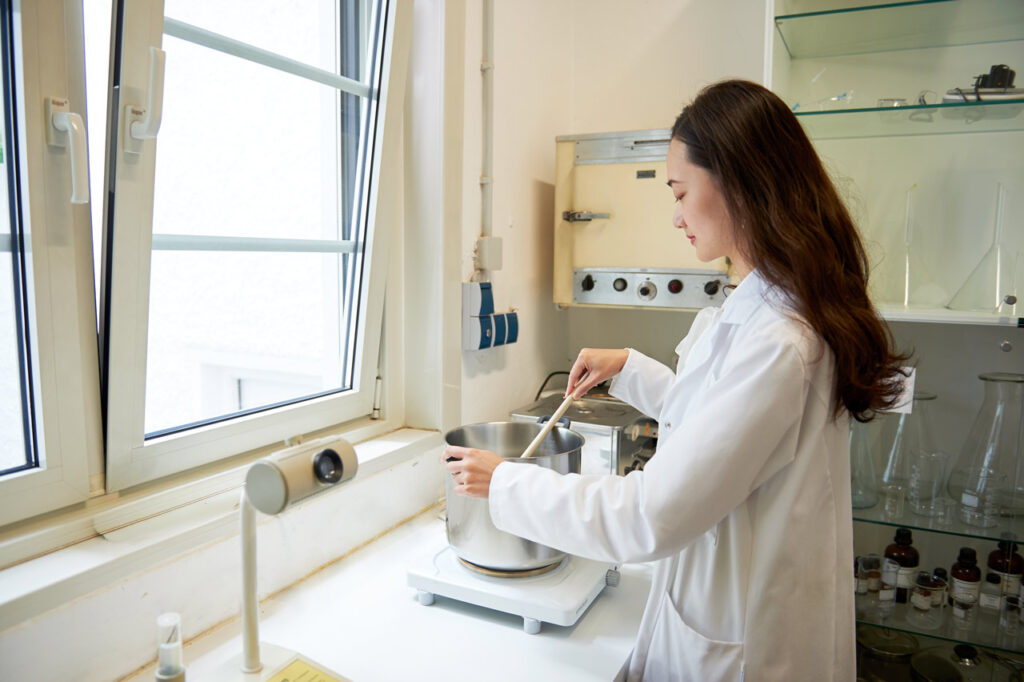 Imagefoto von Apothekerin bei der Arbeit im Labor