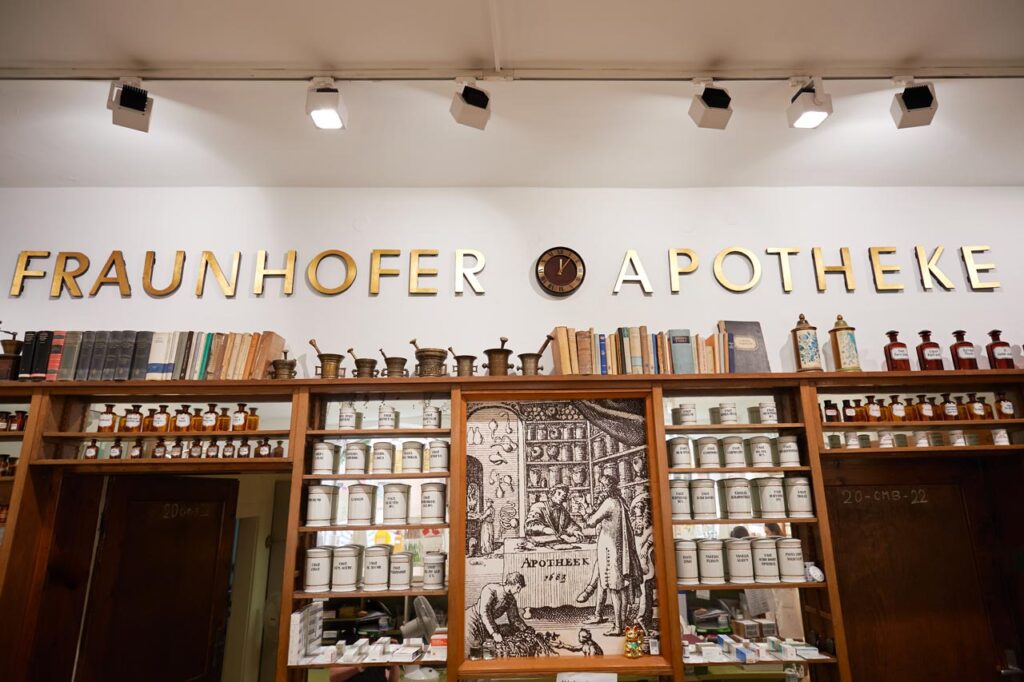 professionelles Imagefoto der Innenansicht in der Fraunhofer Apotheke München