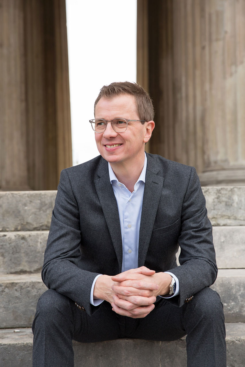 Natürliches Personal-Branding-Foto von Unternehmenberater in München für Karriere