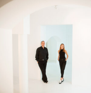 Cooles Künstlerportrait: zwei Perosnen in der lichtdurchfluteten Galerie Stephan Stumpf in Schwabing.