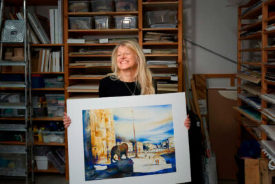 Charaktervolles Künstlerportrait der Auqarellmalerin Sabine Ziegler in ihrem Atlier in München