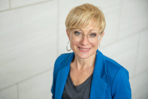 Natürliches LinkedIn Profilbild einer Gründerin in Causal-Business-Outfit mit natürlichem Licht