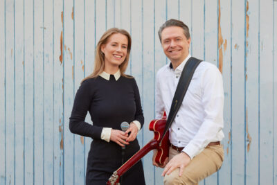 Musikerportrait von Duo mit Guitarre im Innenhof in München mit natürlichem Licht vor Vintage Hintergrund,