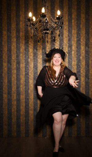 Elegantes , dynamisches Musikerportrait von Chansons Sängerin im Fotostudio München.