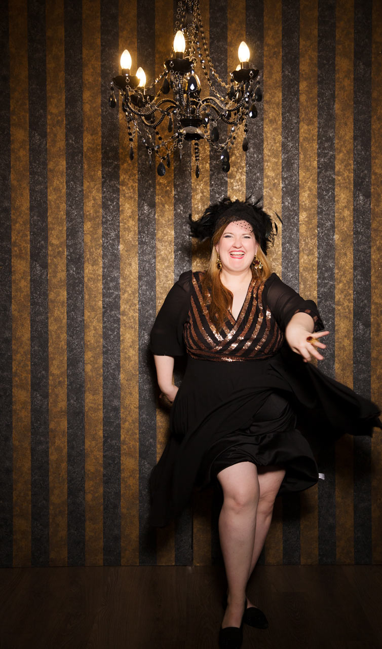 Elegantes , dynamisches Musikerportrait von Chansons Sängerin im Fotostudio München.
