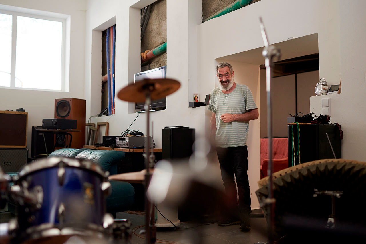 Autentisches Musikerportrait mit Schlagzeug unscharf im Vordergrund.