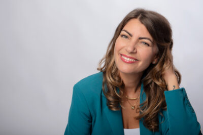 Nahbares Portrait einer Gründerin vor hellem Hintergund im Fotostudio München.