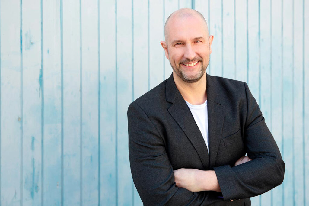 Perfektes Bewerbungsfoto im Freien mit modernem Business-Casual-Outfit und weich gezeichnetem Hintergrund im Freien