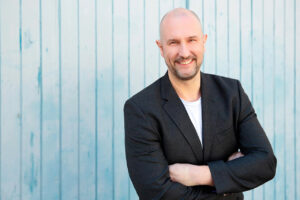 Perfektes Bewerbungsfoto im Freien mit modernem Business-Casual-Outfit und weich gezeichnetem Hintergrund im Freien