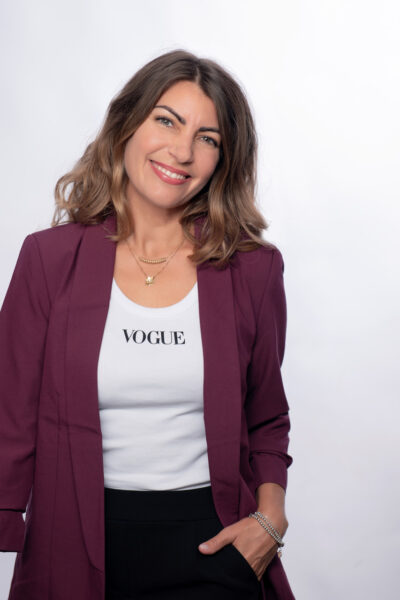 Freundliches Personal-Branding-Foto von Coach in dezenten Fabren fotografiert vor weißem Hintergrund im Fotostudio München.