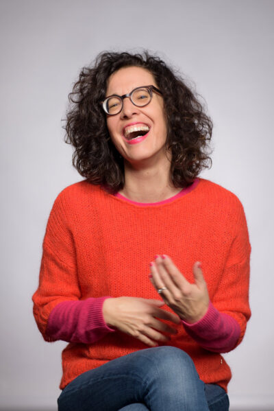 Personalbranding-Fotografie von Coach im roten Pulli vor weißem Hintergrund im Fotostudio München