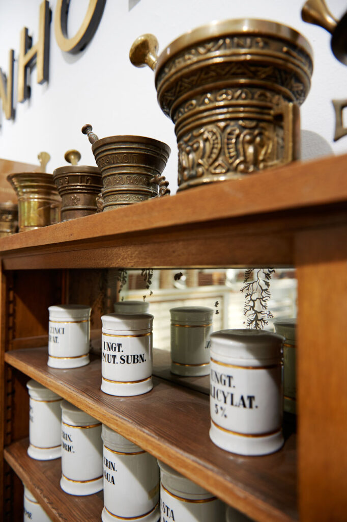 Detailaufnahme von alten Behältern fotografiert in einer Münchner Apotheke