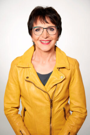 Professionelles Bewerbungsbild einer Beraterin im Fotostudio München mit knalligen Farben vor weissem Hintergrund.