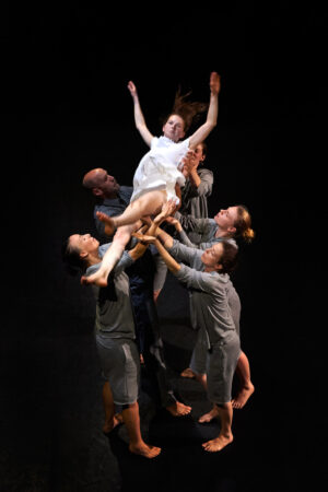 Tanzfotografie von moderner Tanzcompany bei der Generalprobe im Theater.