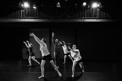 Dynamische Tanzfotografie von modernem Tanztheater in Regensburg.