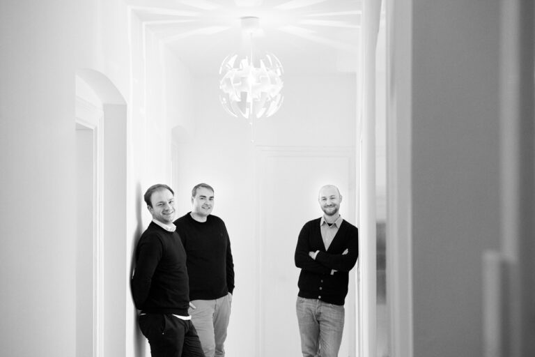 Cooles Teamfoto in Schwarz-weiss von vier Gründern eines IT-Start-Ups in ihrem Altbau-Büro in München -Schwabing.