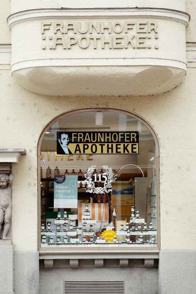 Aussenaufnahme eine Apotheke in München fotografiert für eine Serie von Unternehmensfotografien